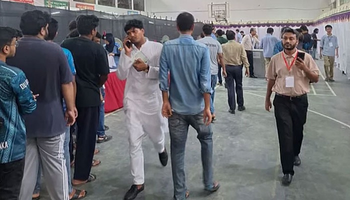 নিয়ম ভেঙে ভোটকেন্দ্রে ঢোকার অভিযোগ আবিদুলের বিরুদ্ধে