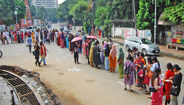 ডাকসুর ভোটগ্রহণ চলছে, কেন্দ্রে কেন্দ্রে ভোটারদের লম্বা লাইন