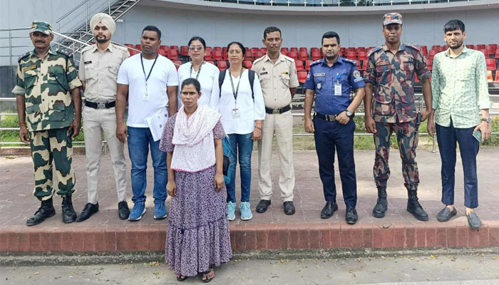 ভারত থেকে দেশে ফিরলেন পাচারের শিকার বাংলাদেশি নারী ভারত থেকে দেশে ফিরলেন পাচারের শিকার বাংলাদেশি নারী
