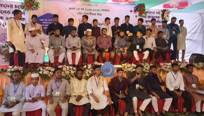 নোয়াখালী কলেজে শিক্ষার্থীদের নবীনবরণ