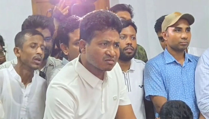 ভিসিকে প্রকাশ্যে ধমকালেন ঢাবি ছাত্রদল সভাপতি গণেশ