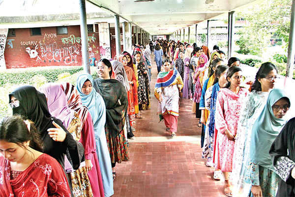 ডাকসু নির্বাচনে ভোট দেন শিক্ষার্থীরা