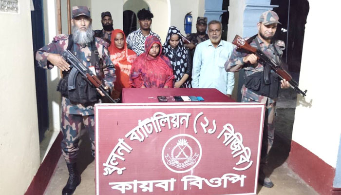 অবৈধভাবে ভারতে যাওয়ার সময় বিজিবির হাতে আটক ৫ অবৈধভাবে ভারতে যাওয়ার সময় বিজিবির হাতে আটক ৫