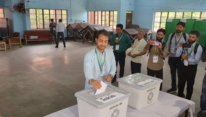 ভোট দিলেন ছাত্রদল সমর্থিত ভিপি প্রার্থী
