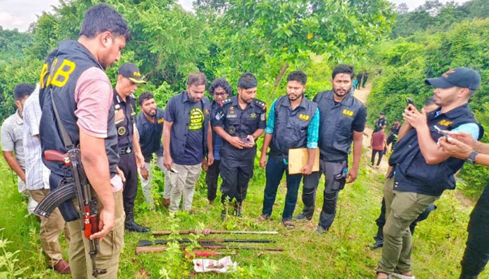 মহেশখালীর গহিন পাহাড়ে বিশেষ অভিযান: ১০ অস্ত্র ও গুলি উদ্ধার মহেশখালীর গহিন পাহাড়ে বিশেষ অভিযান: ১০ অস্ত্র ও গুলি উদ্ধার