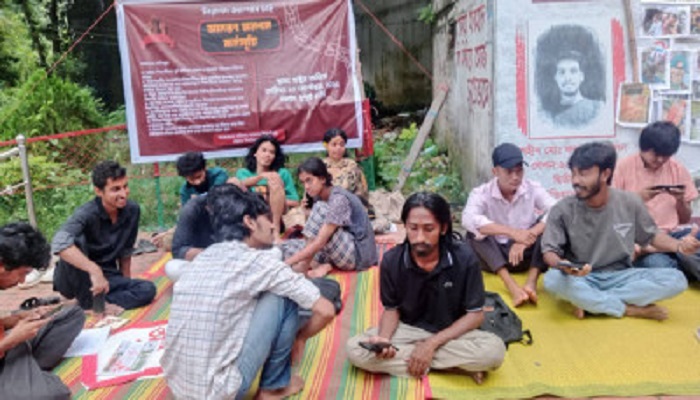 চবিতে ৭ দফা দাবি নিয়ে অনশনে ৯ শিক্ষার্থী