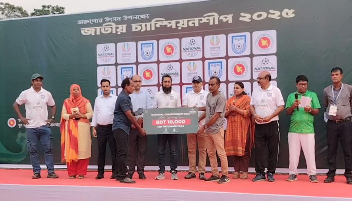 মানিকগঞ্জকে হারিয়ে ময়মনসিংহের জয়, তারুণ্যের উৎসবে প্রাণবন্ত ফুটবল মানিকগঞ্জকে হারিয়ে ময়মনসিংহের জয়, তারুণ্যের উৎসবে প্রাণবন্ত ফুটবল