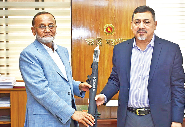 পুলিশকে ছাতা উপহার দিল ইলেক্ট্রো মার্ট পুলিশকে ছাতা উপহার দিল ইলেক্ট্রো মার্ট