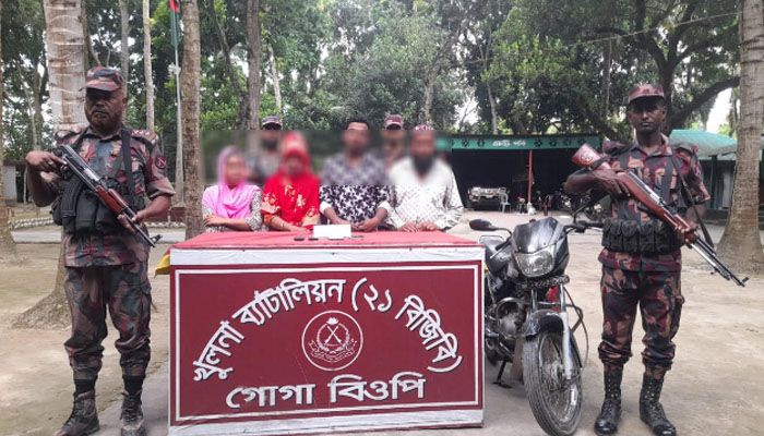 অবৈধভাবে ভারতে যাওয়ার চেষ্টা, ৪ বাংলাদেশি নারী-পুরুষ আটক অবৈধভাবে ভারতে যাওয়ার চেষ্টা, ৪ বাংলাদেশি নারী-পুরুষ আটক