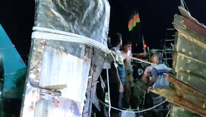 নোয়াখালীতে ট্রলারে সিলিন্ডার বিস্ফোরণ, বাবুর্চি দগ্ধ নোয়াখালীতে ট্রলারে সিলিন্ডার বিস্ফোরণ, বাবুর্চি দগ্ধ