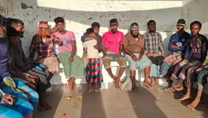 আরাকান আর্মির হাত থেকে কৌশলে পালিয়ে ফিরলেন ১৮ জেলে আরাকান আর্মির হাত থেকে কৌশলে পালিয়ে ফিরলেন ১৮ জেলে