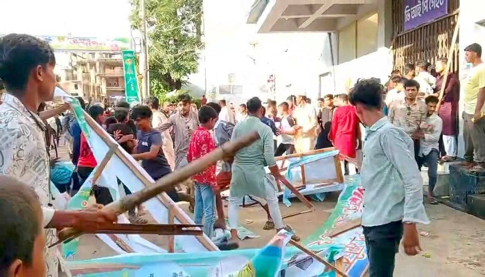 দর্শকের তাণ্ডবে ফাইনাল খেলা পণ্ড, ইউএনওসহ আহত অর্ধশতাধিক দর্শকের তাণ্ডবে ফাইনাল খেলা পণ্ড, ইউএনওসহ আহত অর্ধশতাধিক