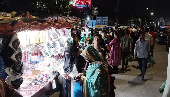 উচ্ছেদের পরও কাঁচপুরে ফুটপাত দখল, বাড়ছে যানজট উচ্ছেদের পরও কাঁচপুরে ফুটপাত দখল, বাড়ছে যানজট