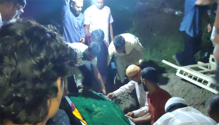 পাবনায় চিরনিদ্রায় শায়িত হলেন জাবি শিক্ষক মৌমিতা পাবনায় চিরনিদ্রায় শায়িত হলেন জাবি শিক্ষক মৌমিতা