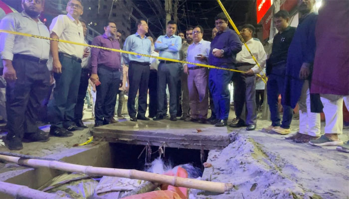 নারায়ণগঞ্জে গভীর নালা নির্মাণ কাজের অগ্রগতি দেখলেন প্রশাসক নারায়ণগঞ্জে গভীর নালা নির্মাণ কাজের অগ্রগতি দেখলেন প্রশাসক