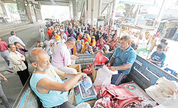 টিসিবির পণ্য ভিড় করছেন মানুষ