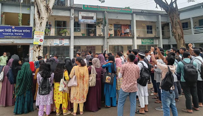 রবি ক্যাম্পাসের জন্য নির্ধারিত স্থানে বালু উত্তোলন, প্রতিবাদে বিক্ষোভ