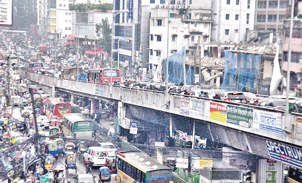 সড়কে তীব্র যানজটের কারণে চরম দুর্ভোগে পড়ে নগরবাসী
