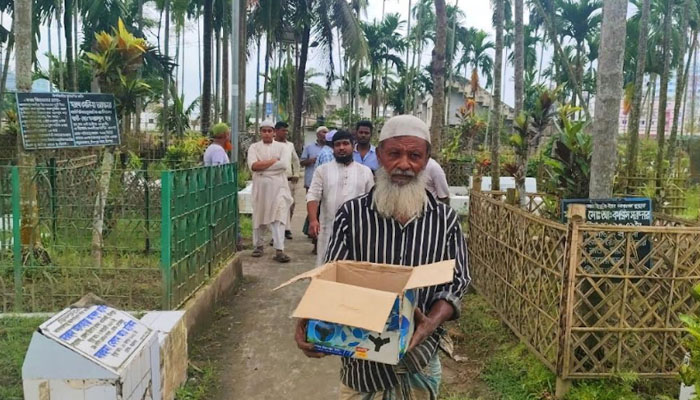 কবরস্থান থেকে হাসপাতালে নবজাতক, দত্তক নিতে চান ১৩ দম্পতি কবরস্থান থেকে হাসপাতালে নবজাতক, দত্তক নিতে চান ১৩ দম্পতি