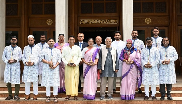 ১২ তরুণকে ‘ইয়ুথ ভলান্টিয়ার অ্যাওয়ার্ড’ দিলেন প্রধান উপদেষ্টা ১২ তরুণকে ‘ইয়ুথ ভলান্টিয়ার অ্যাওয়ার্ড’ দিলেন প্রধান উপদেষ্টা
