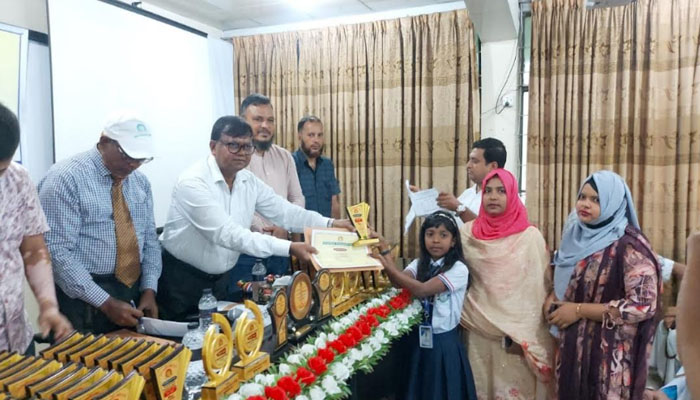 ঈশ্বরদীতে সংবর্ধনা পেলেন ৬৮ কৃতী শিক্ষার্থী ঈশ্বরদীতে সংবর্ধনা পেলেন ৬৮ কৃতী শিক্ষার্থী