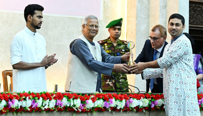 ‘ইয়ুথ ভলান্টিয়ার অ্যাওয়ার্ড’ পেলেন কক্সবাজারের নুরুল আবছার ‘ইয়ুথ ভলান্টিয়ার অ্যাওয়ার্ড’ পেলেন কক্সবাজারের নুরুল আবছার