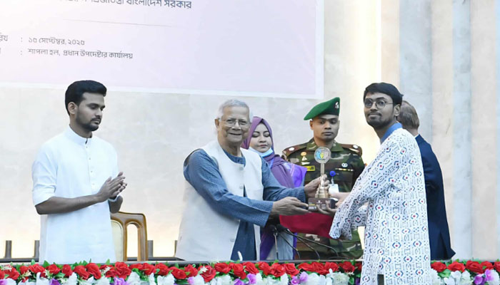 ‘ইয়্যুথ ভলান্টিয়ার অ্যাওয়ার্ড’ পেলেন রাকসুতে শিবির প্যানেলের দ্বীপ মাহবুব