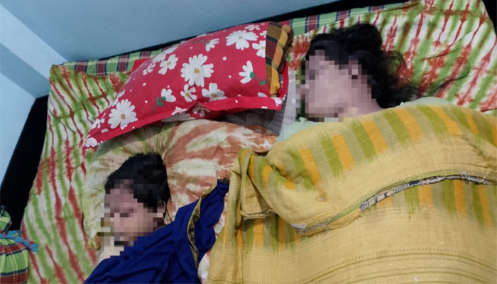 নিজ বাসায় ঝুলছিল যুবক, খাটে স্ত্রী-সন্তানের মরদেহ নিজ বাসায় ঝুলছিল যুবক, খাটে স্ত্রী-সন্তানের মরদেহ