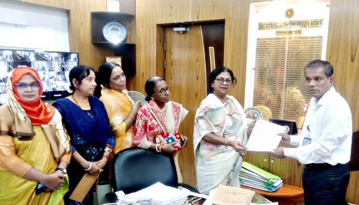 দিনাজপুরে শান্তিপূর্ণভাবে দুর্গোৎসব পালনের লক্ষ্যে জেলা প্রশাসককে স্মারকলিপি