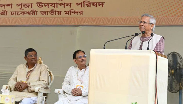 আমরা সবাই একই পরিবারের, ঢাকেশ্বরী মন্দিরে প্রধান উপদেষ্টা আমরা সবাই একই পরিবারের, ঢাকেশ্বরী মন্দিরে প্রধান উপদেষ্টা