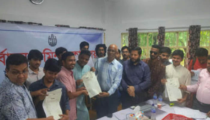 চাকসু শেষ দিনে মনোনয়নপত্র সংগ্রহের হিড়িক চাকসু শেষ দিনে মনোনয়নপত্র সংগ্রহের হিড়িক