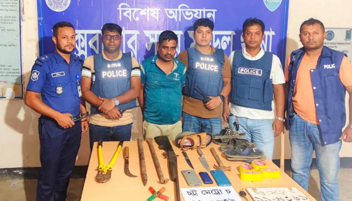 কক্সবাজারে ডাকাতির প্রস্তুতিকালে গ্রেপ্তার ১, আগ্নেয়াস্ত্র-মাইক্রোবাস উদ্ধার কক্সবাজারে ডাকাতির প্রস্তুতিকালে গ্রেপ্তার ১, আগ্নেয়াস্ত্র-মাইক্রোবাস উদ্ধার