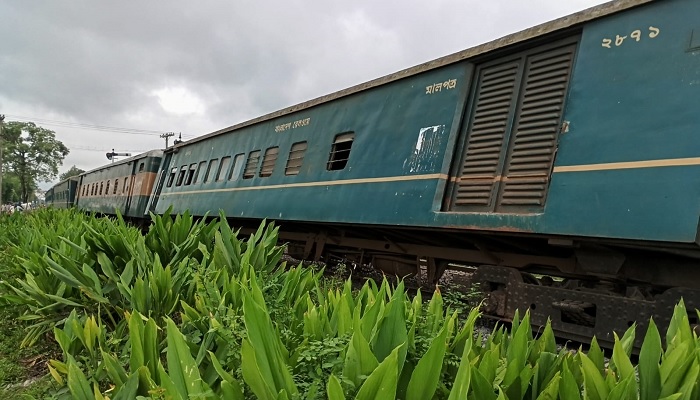 পীরগাছায় ট্রেনের ৬ বগি লাইনচ্যুত: আটকা ১০ ট্রেন, চলাচল বন্ধ