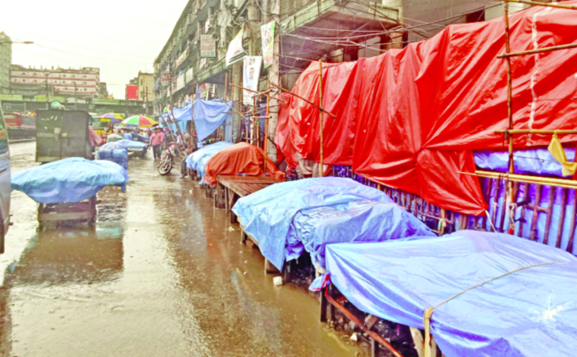 ত্রিপলের আড়ালে পসরা ঢেকে রাখেন দোকানিরা