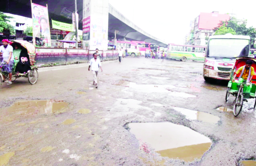 বৃষ্টিতে রাজধানীর প্রধান প্রধান সড়কের বেহালদশা