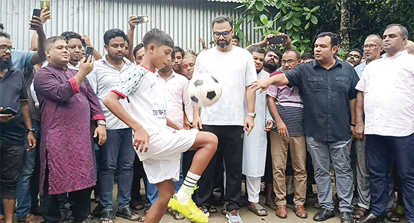 ক্ষুদে ফুটবলার জিসানের পাশে দাঁড়িয়েছেন বিএনপির ভারপ্রাপ্ত চেয়ারম্যান তারেক রহমান