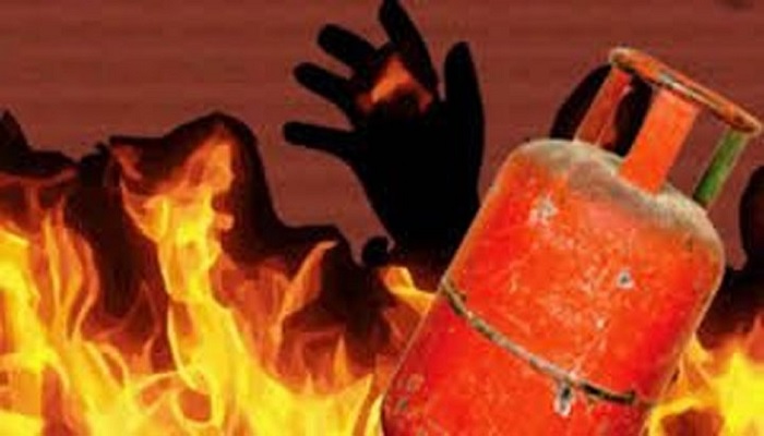 চট্টগ্রামে সিলিন্ডারের গুদামে বিস্ফোরণ, দগ্ধ ১০ চট্টগ্রামে সিলিন্ডারের গুদামে বিস্ফোরণ, দগ্ধ ১০