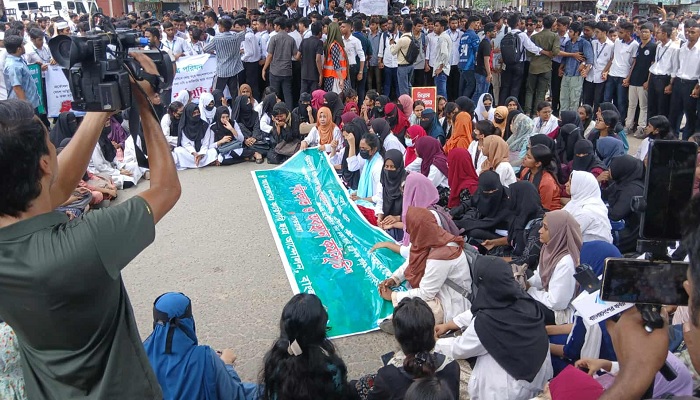 ছয় দফা দাবিতে সাতরাস্তা মোড়ে কারিগরি শিক্ষার্থীদের অবরোধ ছয় দফা দাবিতে সাতরাস্তা মোড়ে কারিগরি শিক্ষার্থীদের অবরোধ