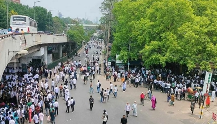 শিক্ষার্থীদের অবরোধ প্রত্যাহার, সাতরাস্তায় যান চলাচল শুরু শিক্ষার্থীদের অবরোধ প্রত্যাহার, সাতরাস্তায় যান চলাচল শুরু