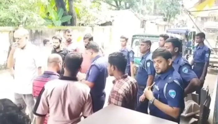 পটিয়ায় অস্ত্রের মুখে মুরগি ব্যবসায়ী আরজু অপহৃত পটিয়ায় অস্ত্রের মুখে মুরগি ব্যবসায়ী আরজু অপহৃত