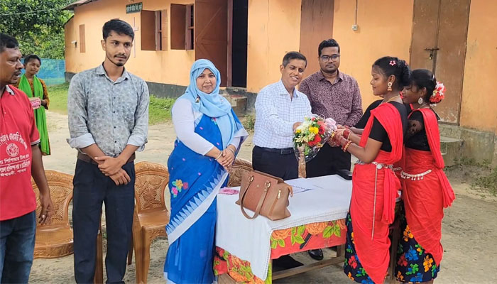 ক্ষুদ্র নৃ-গোষ্ঠীর জীবনমান উন্নয়ন কার্যক্রম দেখতে ঈশ্বরদীতে অ. সচিব