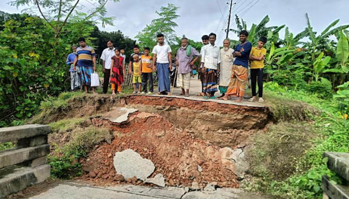 ভৈরবের প্রবল স্রোতে ভাঙলো ২ ব্রিজ, ঘরবন্দী হাজারো মানুষ ভৈরবের প্রবল স্রোতে ভাঙলো ২ ব্রিজ, ঘরবন্দী হাজারো মানুষ