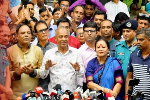 এবারের দুর্গাপূজা গতবারের চাইতে আরও বেশি উৎসবমুখর হবে: স্বরাষ্ট্র উপদেষ্টা এবারের দুর্গাপূজা গতবারের চাইতে আরও বেশি উৎসবমুখর হবে: স্বরাষ্ট্র উপদেষ্টা