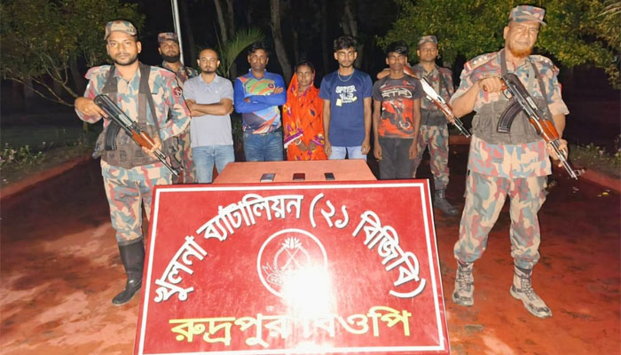 শার্শায় ভারতে যাওয়ার সময় নারীসহ আটক ৫ শার্শায় ভারতে যাওয়ার সময় নারীসহ আটক ৫