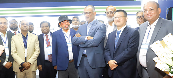 বাণিজ্য উপদেষ্টা ও চীনের রাষ্ট্রদূতের প্রিমিয়ার ব্যাংকের প্যাভিলিয়ন পরিদর্শন