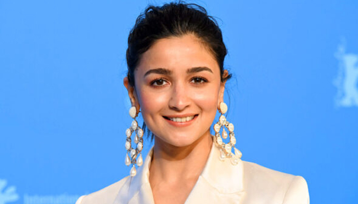 এআই ট্রেন্ডে গা ভাসালেন আলিয়া এআই ট্রেন্ডে গা ভাসালেন আলিয়া