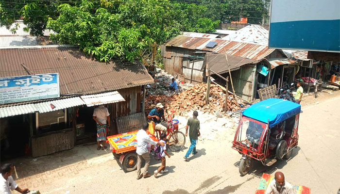 রাজবাড়ীতে হাইকোর্টের নির্দেশ অমান্য করে জমি দখলচেষ্টার অভিযোগ রাজবাড়ীতে হাইকোর্টের নির্দেশ অমান্য করে জমি দখলচেষ্টার অভিযোগ