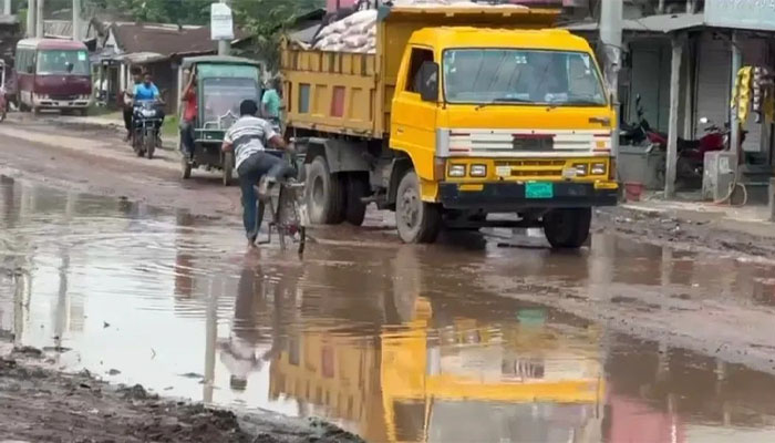 ঈশ্বরদী–কুষ্টিয়া সড়ক বেহাল, পথচারী ও রাশিয়ান নাগরিকদের দুর্ভোগ