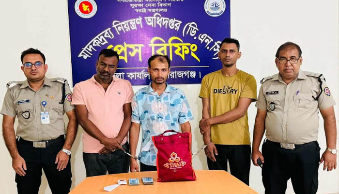 সিরাজগঞ্জে ২০ হাজার পিস ইয়াবা উদ্ধার, গ্রেপ্তার ৩ সিরাজগঞ্জে ২০ হাজার পিস ইয়াবা উদ্ধার, গ্রেপ্তার ৩