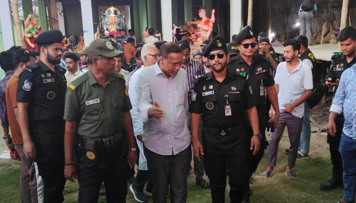 দুর্গাপূজায় কক্সবাজারজুড়ে ‘বিশেষ নিরাপত্তা ব্যবস্থা’ দুর্গাপূজায় কক্সবাজারজুড়ে ‘বিশেষ নিরাপত্তা ব্যবস্থা’